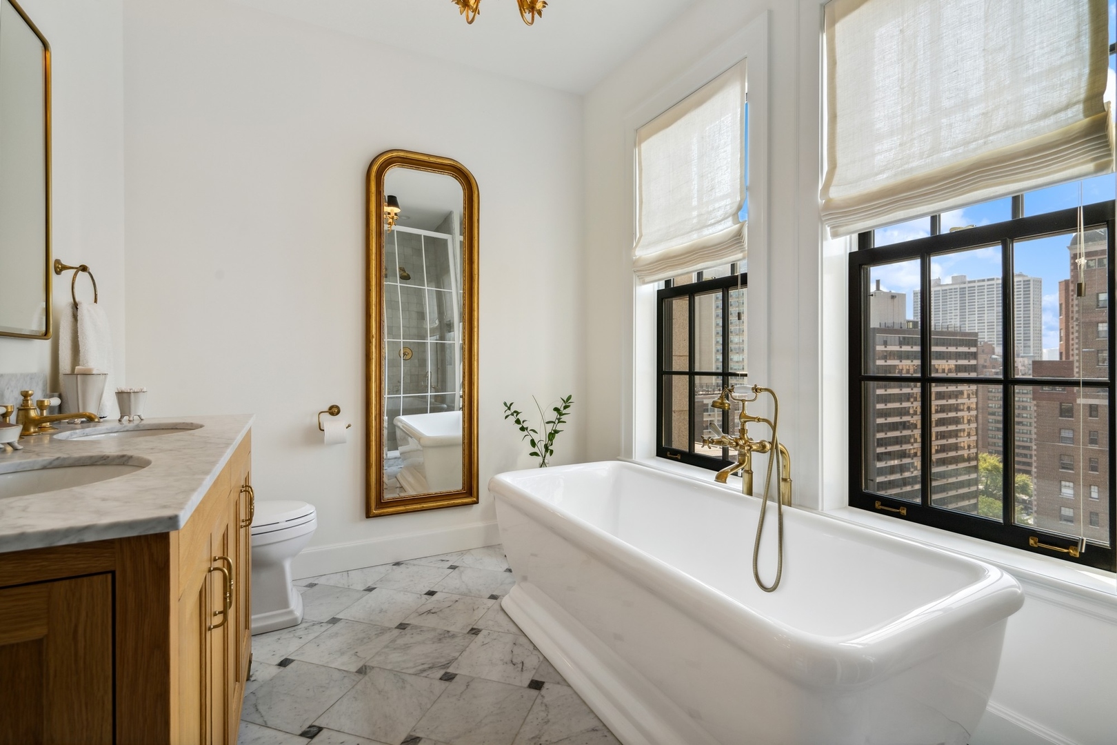 3100 North Sheridan Road, Unit 14B Chicago, IL 60657 - Photo 40 of 50 a bathroom with a tub sink and mirror