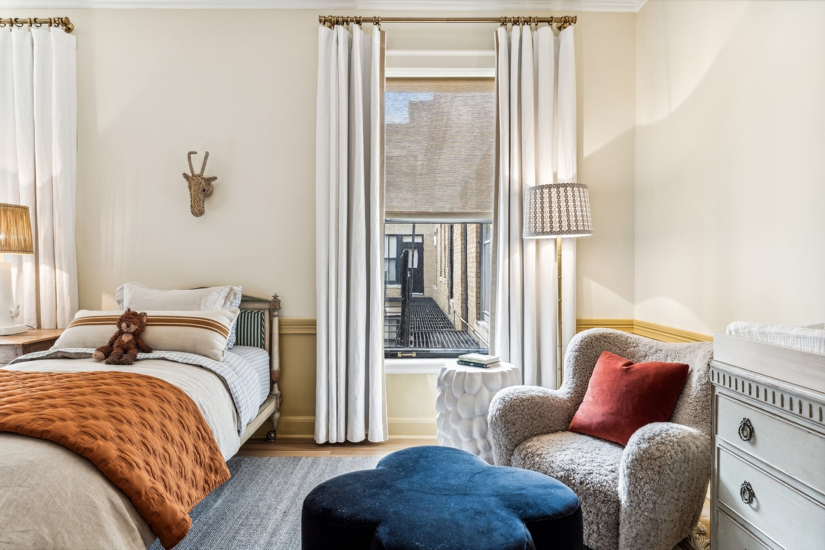 3100 North Sheridan Road, Unit 14B Chicago, IL 60657 - Photo 44 of 50 a bedroom with bed and a window