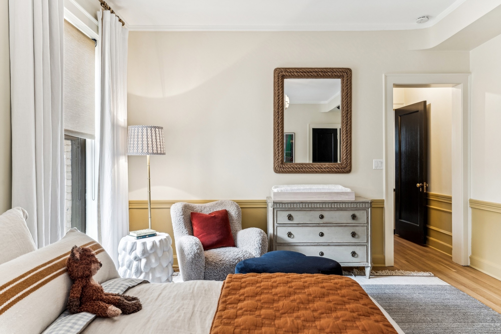 3100 North Sheridan Road, Unit 14B Chicago, IL 60657 - Photo 45 of 50 a living room with furniture and a flat screen tv