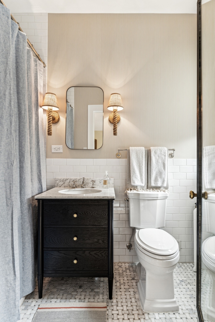 3100 North Sheridan Road, Unit 14B Chicago, IL 60657 - Photo 46 of 50 a bathroom with a sink toilet and shower