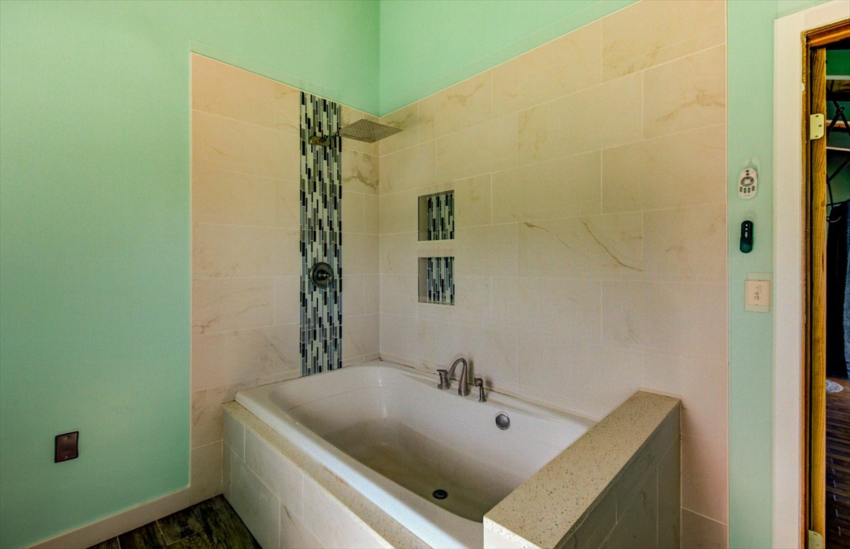 5698 Olohena Road, Unit 17 Kapaa, HI 96746 - Photo 8 of 23 a bathroom with a tub and sink