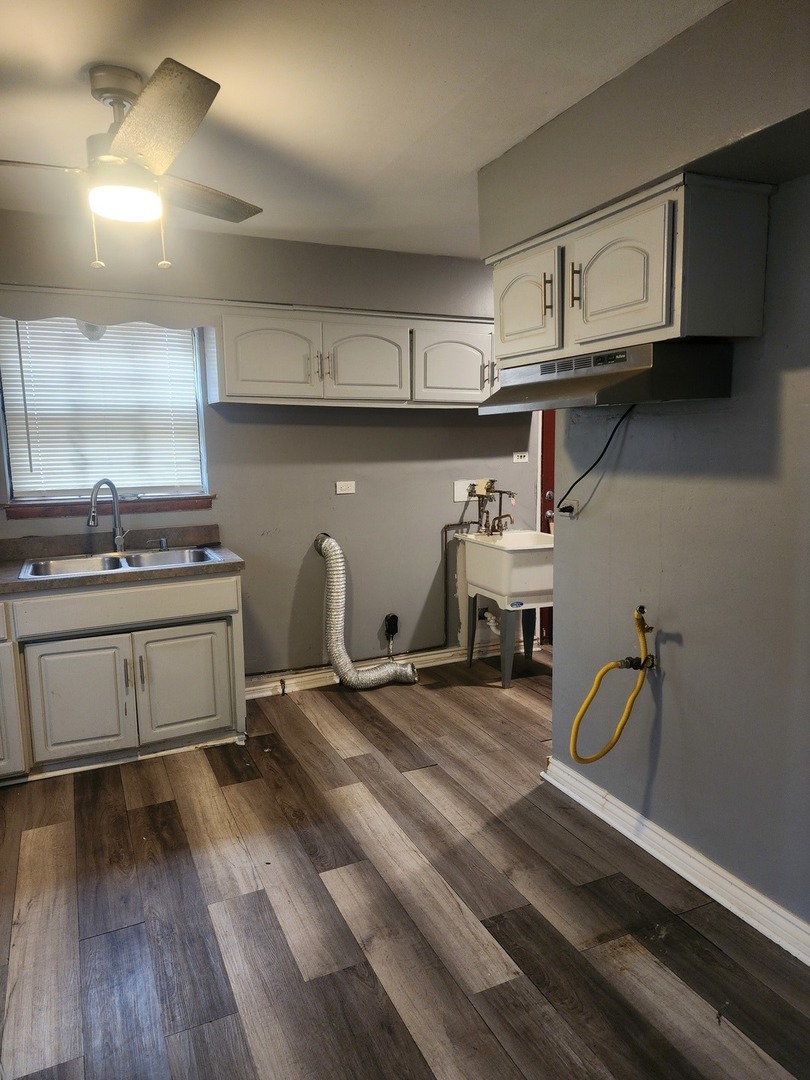 948 West Vermont Street Chicago, IL 60643 - Photo 7 of 9 a utility room with multiple dryer and washer