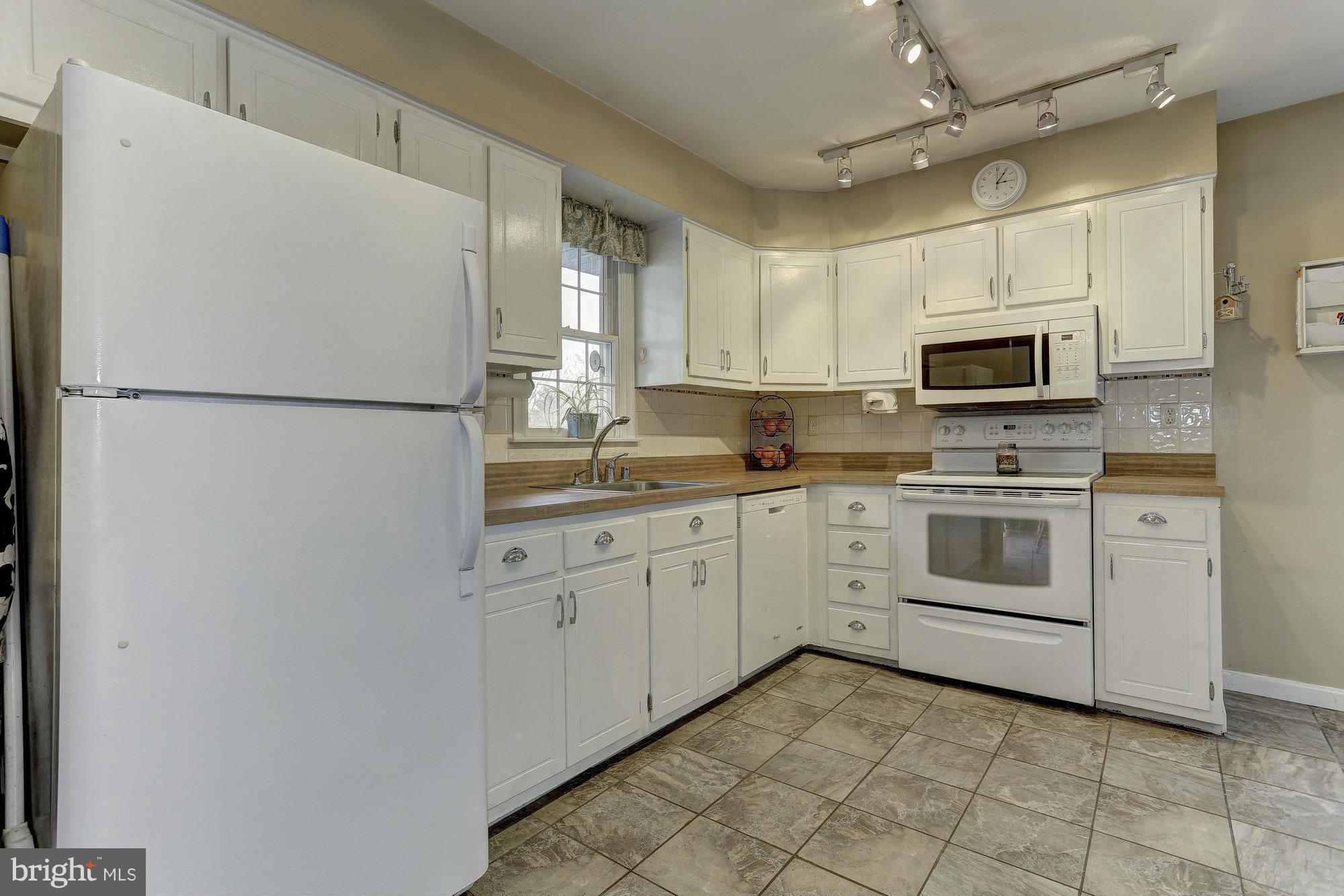 820 Uniontown Road Westminster, MD 21158 - Photo 5 of 25 Kitchen