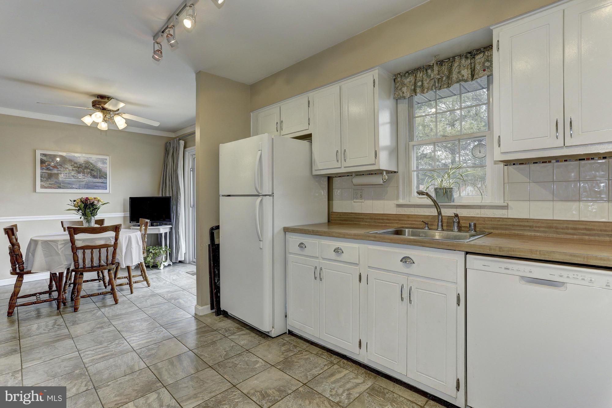820 Uniontown Road Westminster, MD 21158 - Photo 7 of 25 Kitchen