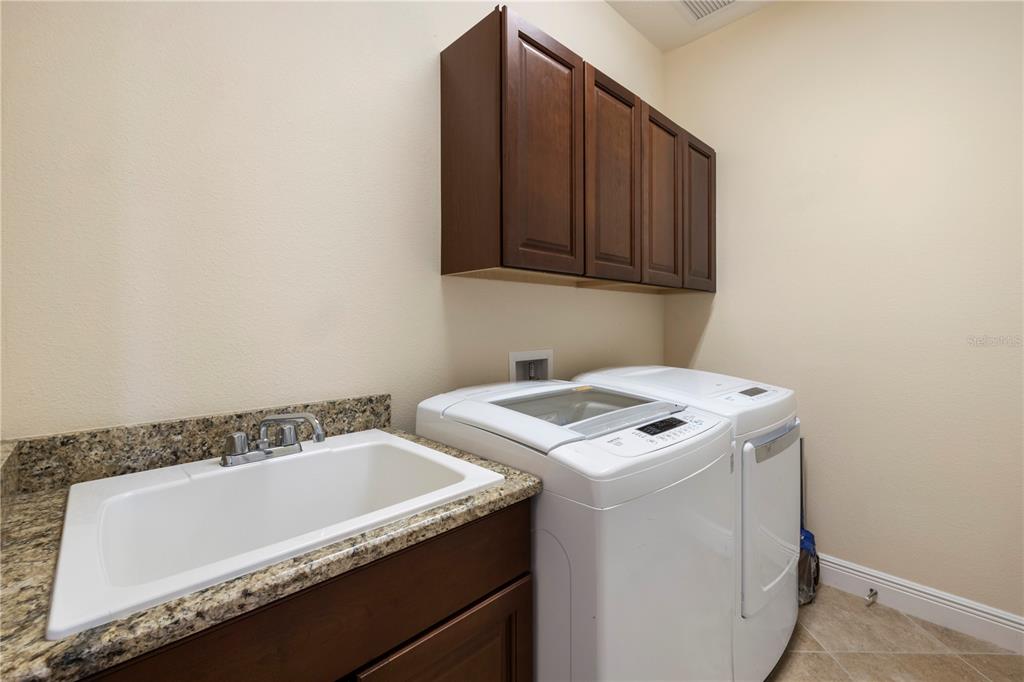 7608 Rio Bella Place Bradenton, FL 34201 - Photo 5 of 26 a utility room with dryer and washer