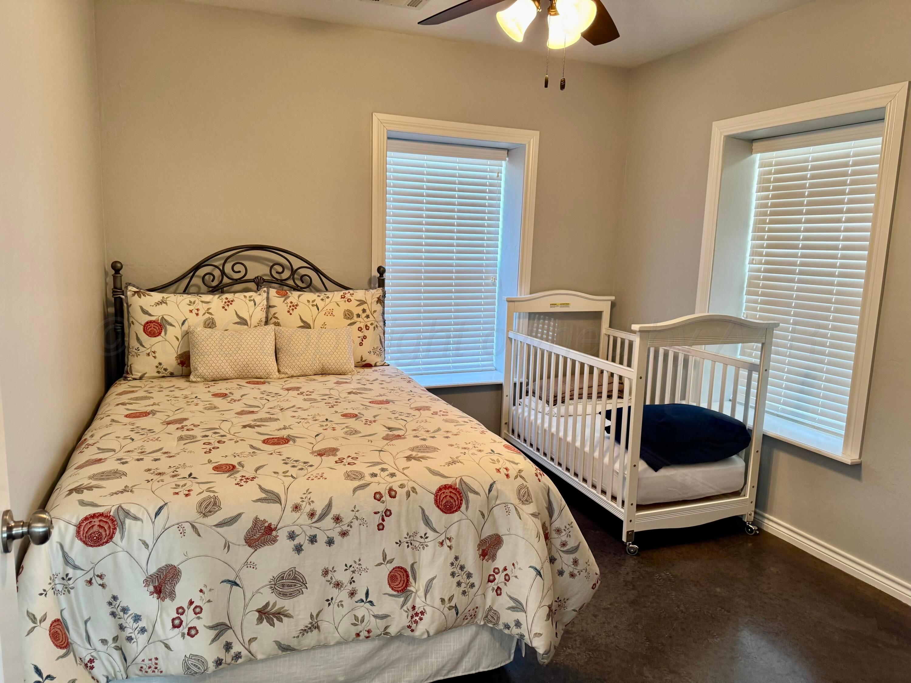 613 North 8th Street Canadian, TX 79014 - Photo 4 of 6 a bedroom with a bed and a window