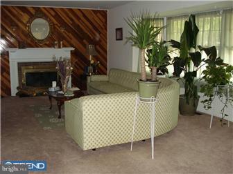 98 Country Club Road Willingboro, NJ 08046 - Photo 9 of 12 Living Room