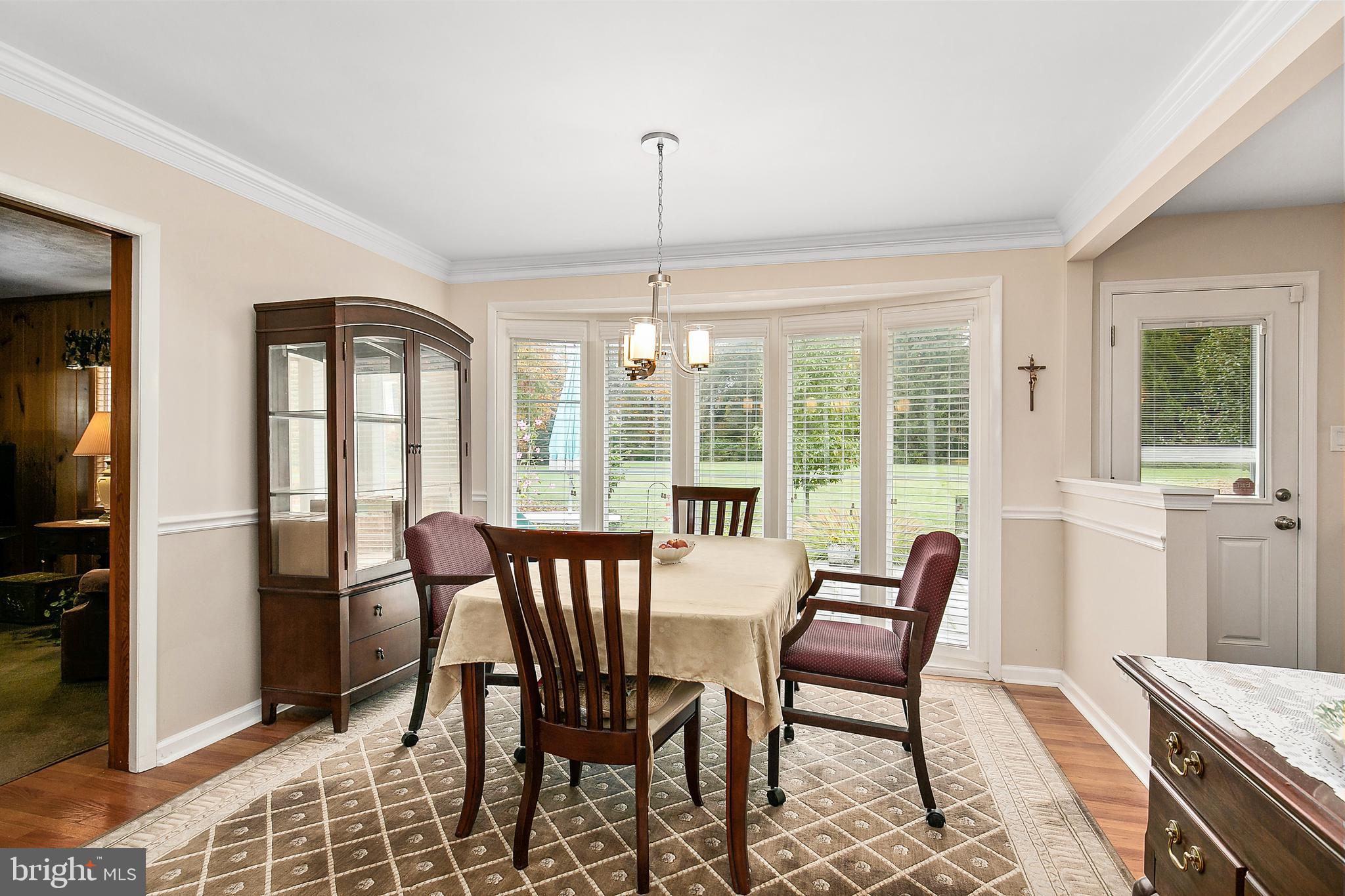9 Dale Road Burlington, NJ 08016 - Photo 11 of 41 Light bright and sunny dining room
