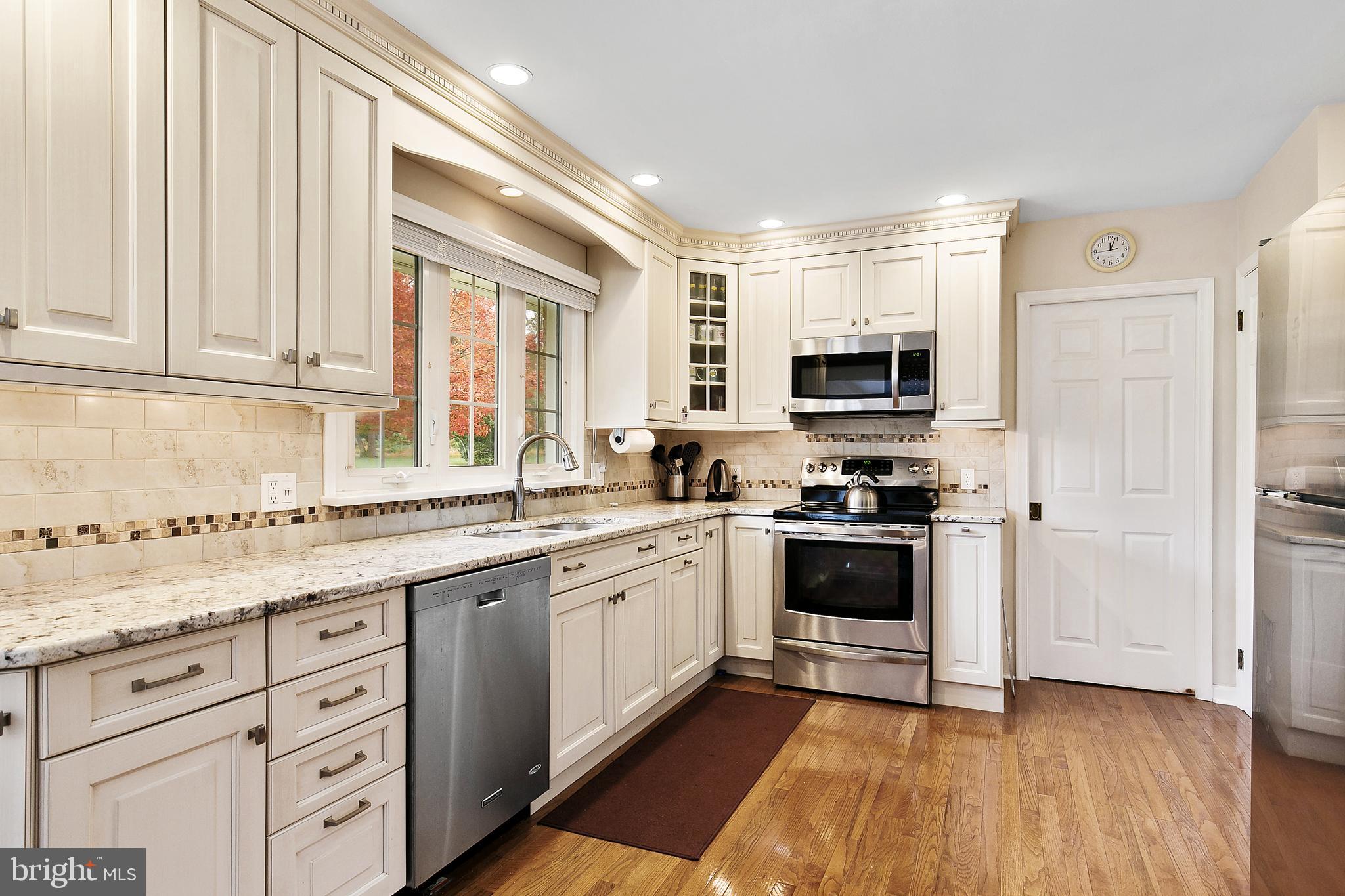 9 Dale Road Burlington, NJ 08016 - Photo 14 of 41 Custom tile backsplash, inlaid tile accents