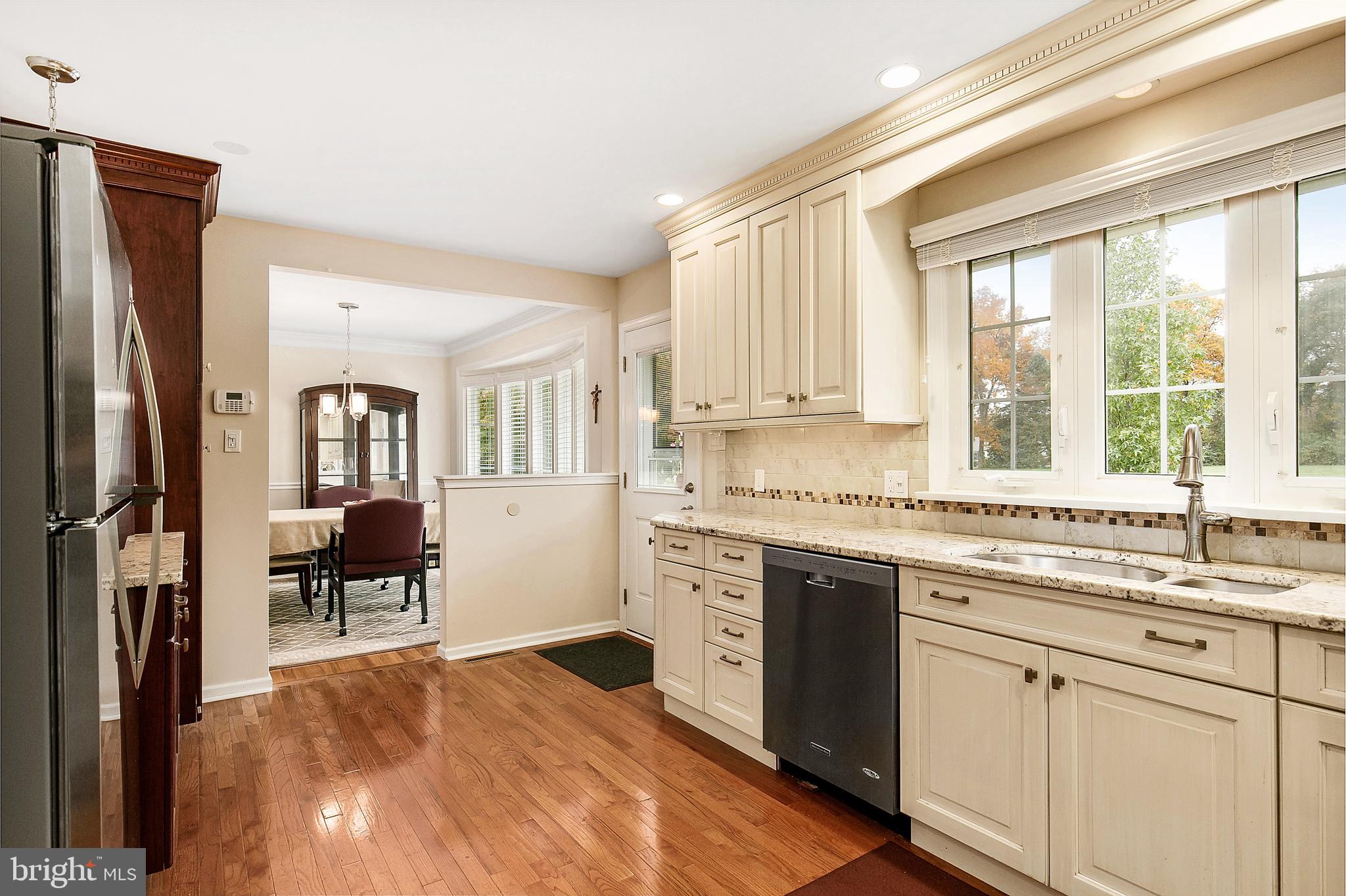9 Dale Road Burlington, NJ 08016 - Photo 16 of 41 Gleaming H/W floors, stainless steel appliances