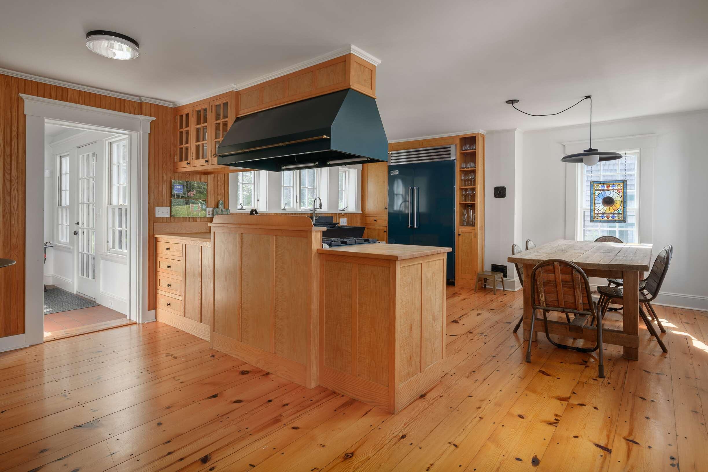 12 Barrell Lane Extension York, ME 03909 - Photo 20 of 40 Kitchen w seating