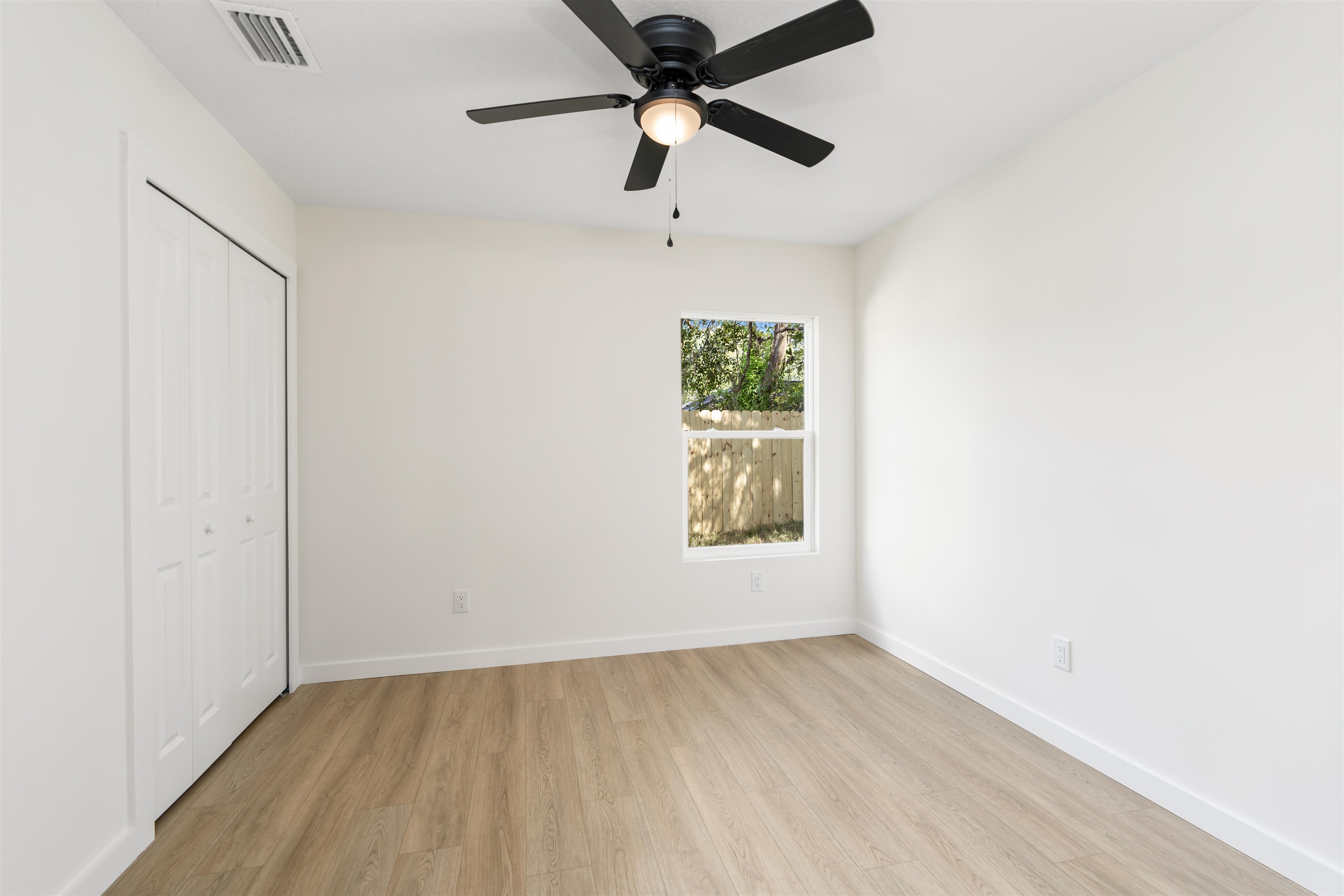 816 West 9th Street St. Augustine, FL 32084 - Photo 20 of 28 an empty room with ceiling fan and window