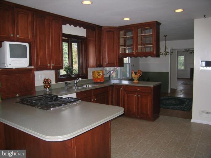 6122 Ridgeview Avenue Baltimore, MD 21206 - Photo 3 of 23 VIEW FROM KITCHEN THRU TO DINING RM & LIVING RM.