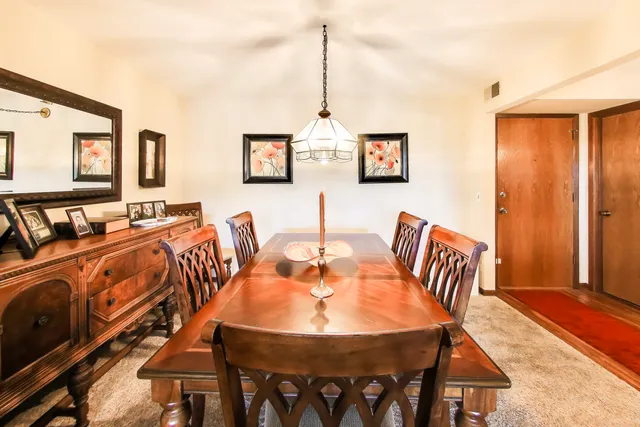 $275,000 | 6121 North Northwest Highway, Unit 406, Chicago, IL 60631