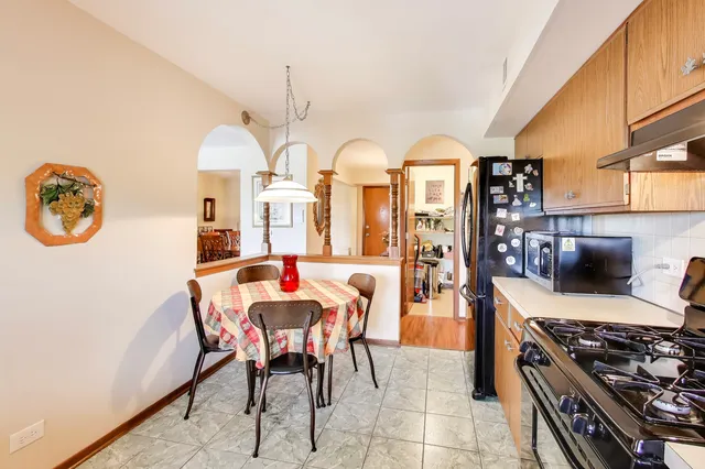 $275,000 | 6121 North Northwest Highway, Unit 406, Chicago, IL 60631