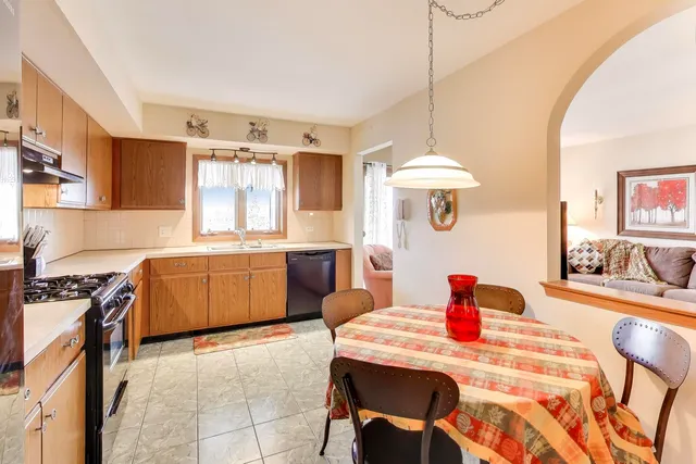 $275,000 | 6121 North Northwest Highway, Unit 406, Chicago, IL 60631