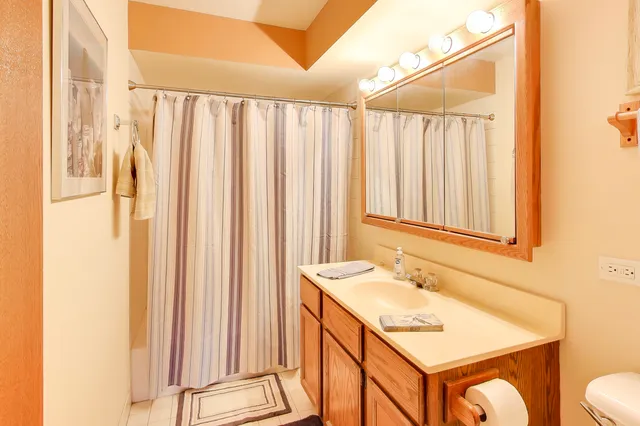 $275,000 | 6121 North Northwest Highway, Unit 406, Chicago, IL 60631