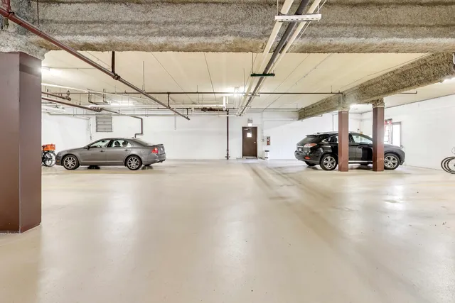 $275,000 | 6121 North Northwest Highway, Unit 406, Chicago, IL 60631