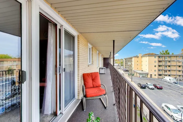 $275,000 | 6121 North Northwest Highway, Unit 406, Chicago, IL 60631