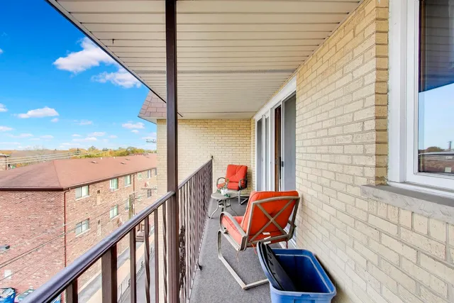 $275,000 | 6121 North Northwest Highway, Unit 406, Chicago, IL 60631