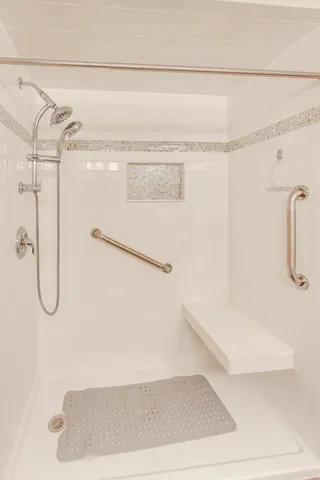 $275,000 | 6121 North Northwest Highway, Unit 406, Chicago, IL 60631