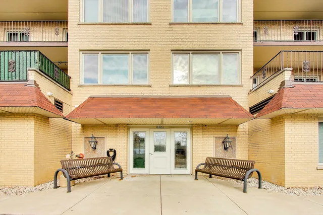 $275,000 | 6121 North Northwest Highway, Unit 406, Chicago, IL 60631