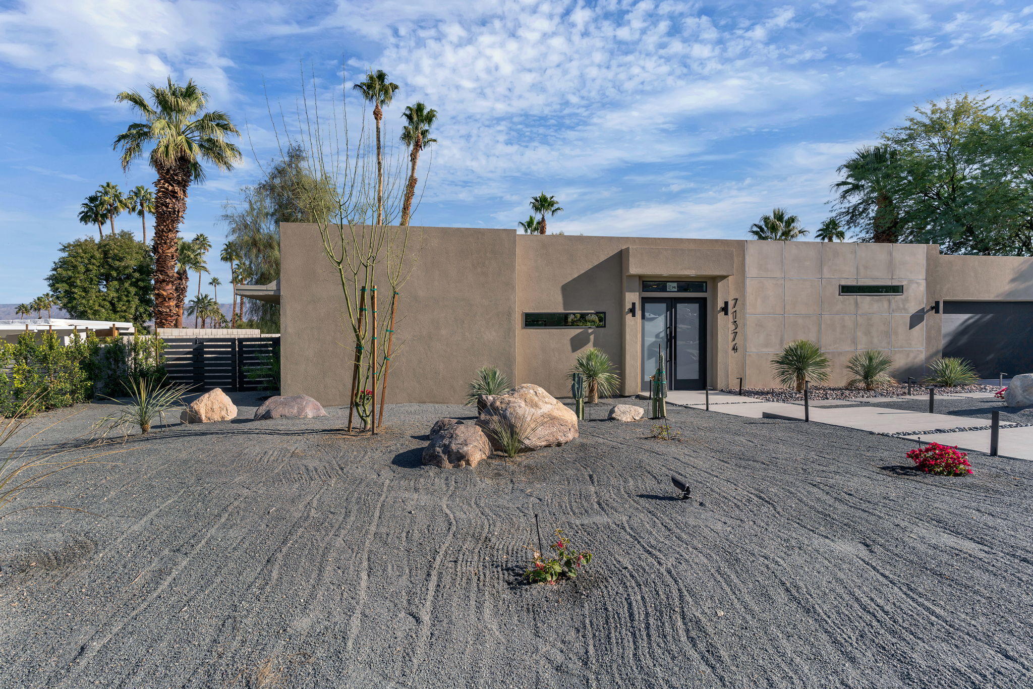 71374 Biskra Road Rancho Mirage, CA 92270 - Photo 73 of 75 a view of a backyard with sitting area