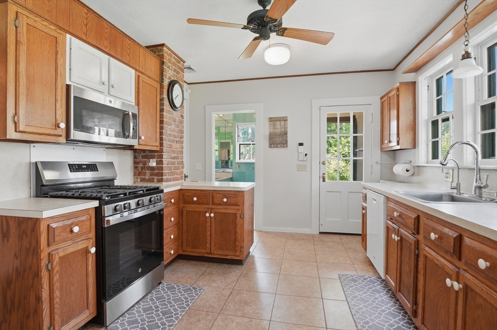 38 Oxford Street Springfield, MA 01108 - Photo 13 of 42