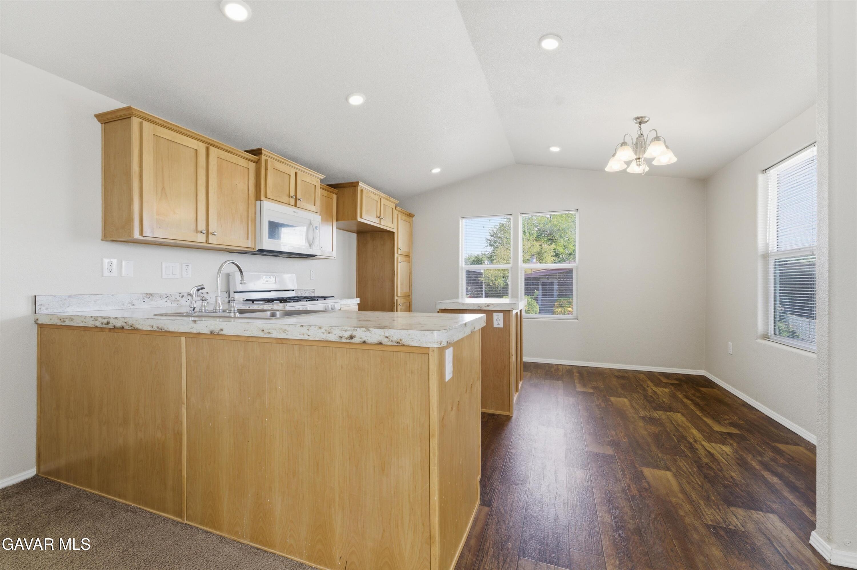 20683 Waalew Road Apple Valley, CA 92307 - Photo 11 of 33 12-JYP06332