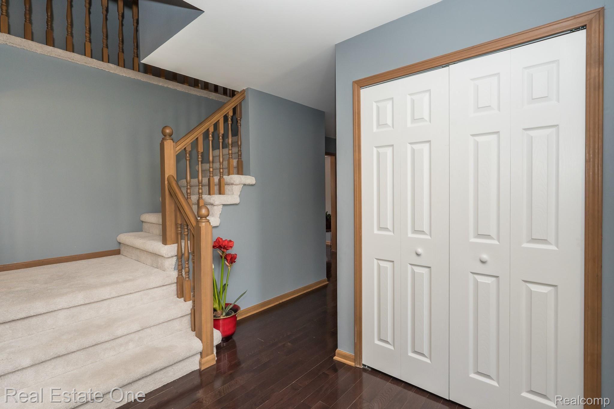 1401 Lomas Verdes Rochester, MI 48306 - Photo 20 of 42 HALLWAY TO THE STUDY, BACK HALL, AND BREAKFAST NOOK - Lomas Verdes MLS-W007.jpg