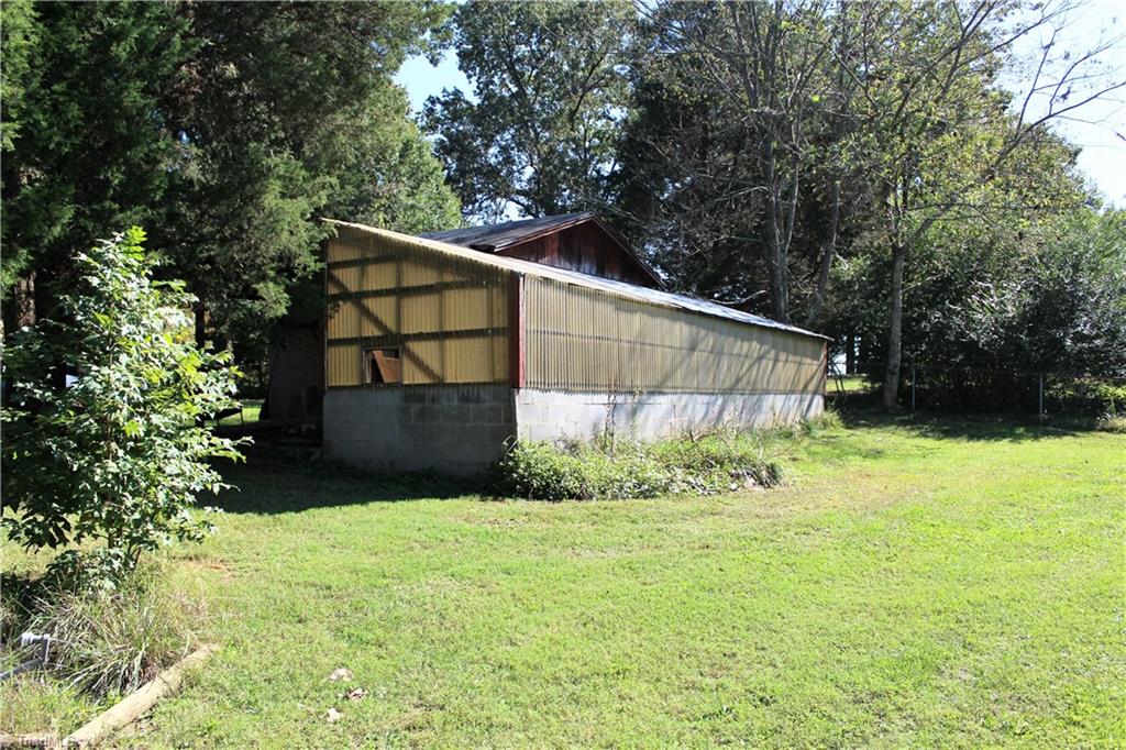 5900 Inman Road Greensboro, NC 27410 - Photo 22 of 25 Green house