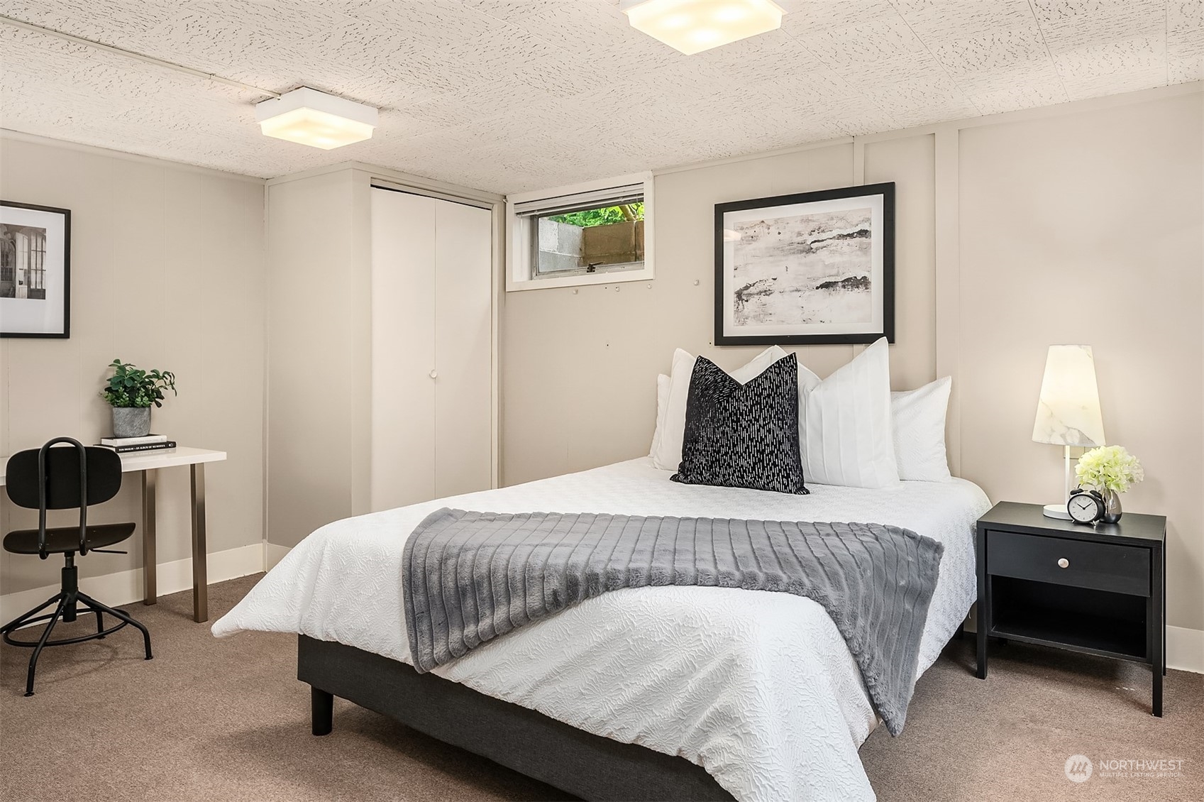 17512 Fremont Avenue North Shoreline, WA 98133 - Photo 22 of 35 a bedroom with a bed a table and chair