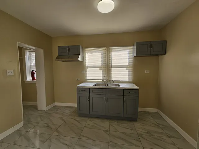 $1,300 | 10000 South Michigan Avenue, Unit 1, Chicago, IL 60628