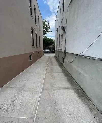 a view of a pathway along a building