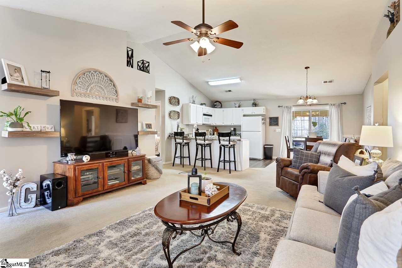 709 Robinson Road Greer, SC 29651 - Photo 5 of 32