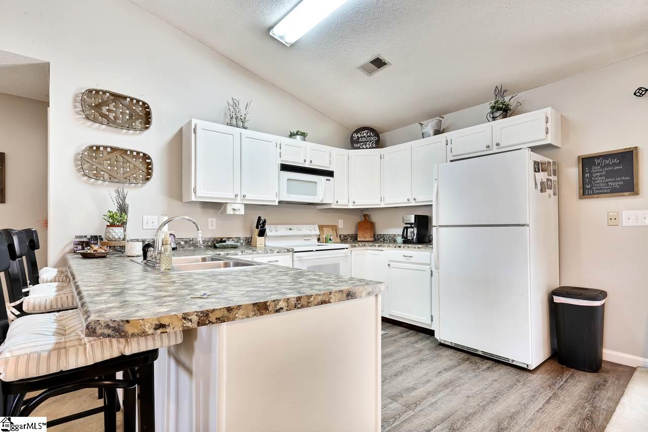 709 Robinson Road Greer, SC 29651 - Photo 9 of 32