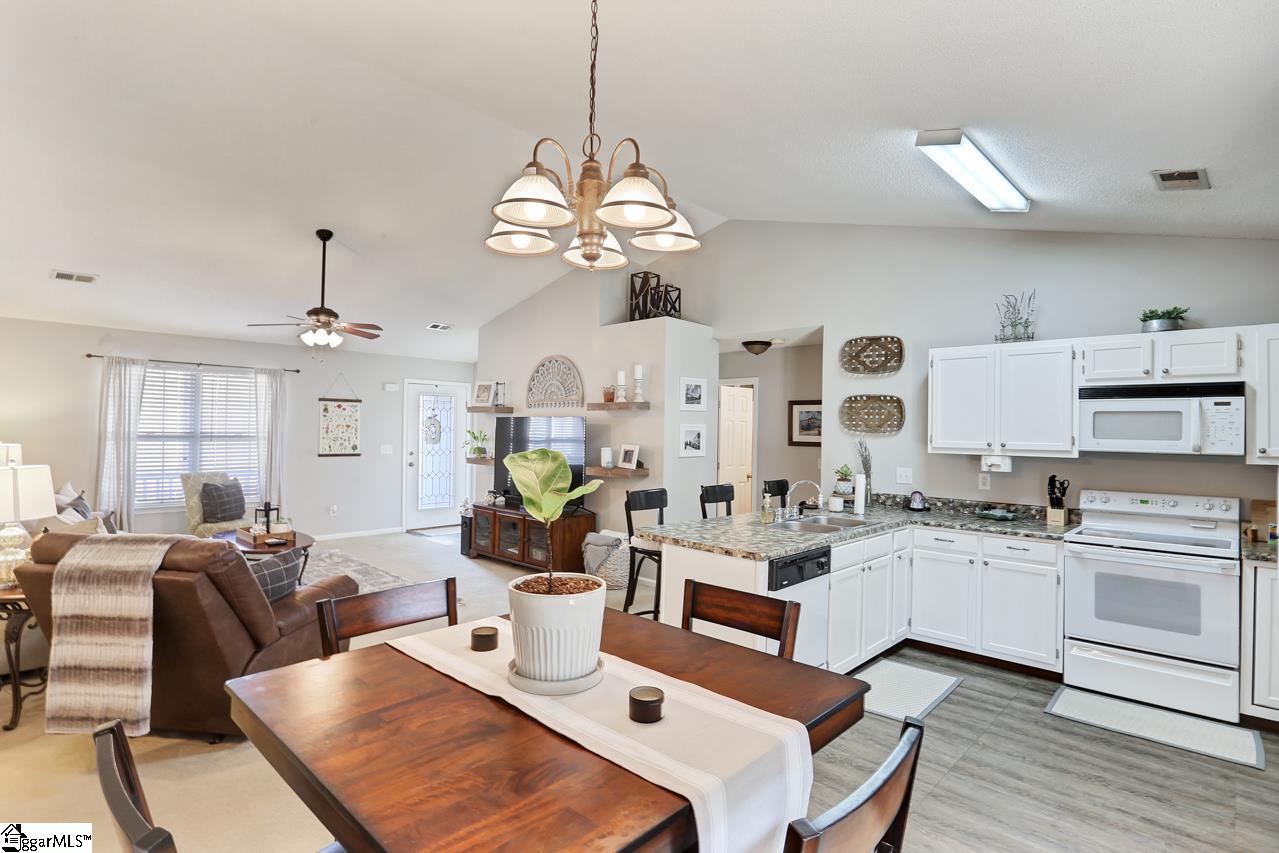 709 Robinson Road Greer, SC 29651 - Photo 10 of 32