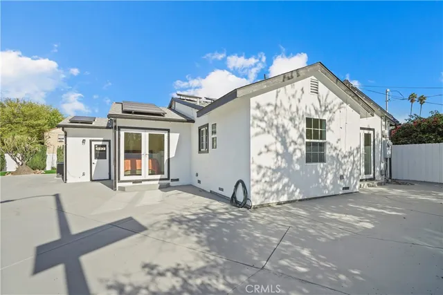 a view of a house with backyard