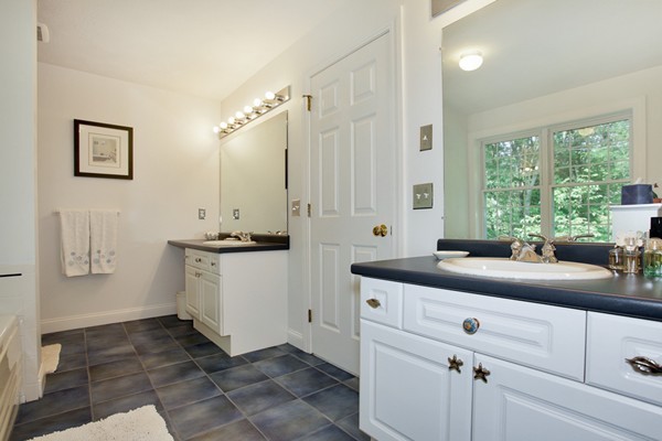 22 Robinson Road Westford, MA 01886 - Photo 17 of 26 Gallery Image 17