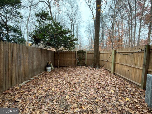 5915 Kingsford Road, Unit 365 Springfield, VA 22152 - Photo 28 of 28 a backyard of a house with lots of green space
