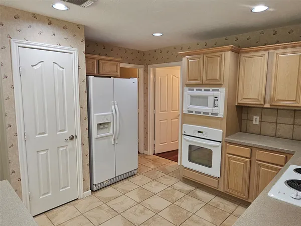 $2,400 | 9506 Rustic Gate Road, La Porte, TX 77571