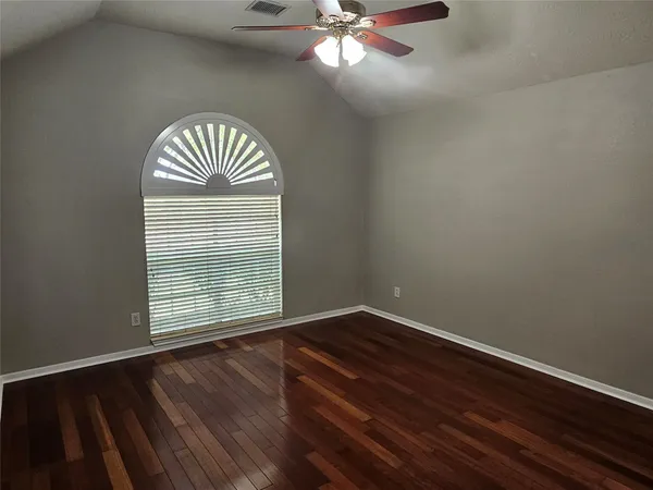 $2,400 | 9506 Rustic Gate Road, La Porte, TX 77571