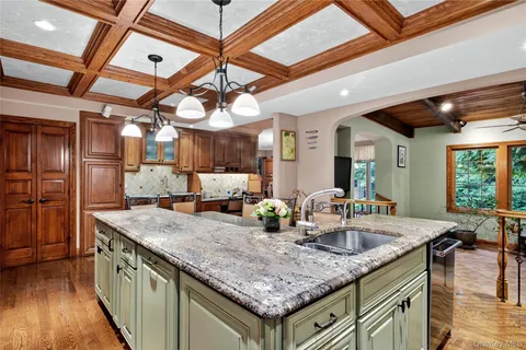 $2,699,000 | 12 Avon Lane, East Hills, NY 11577