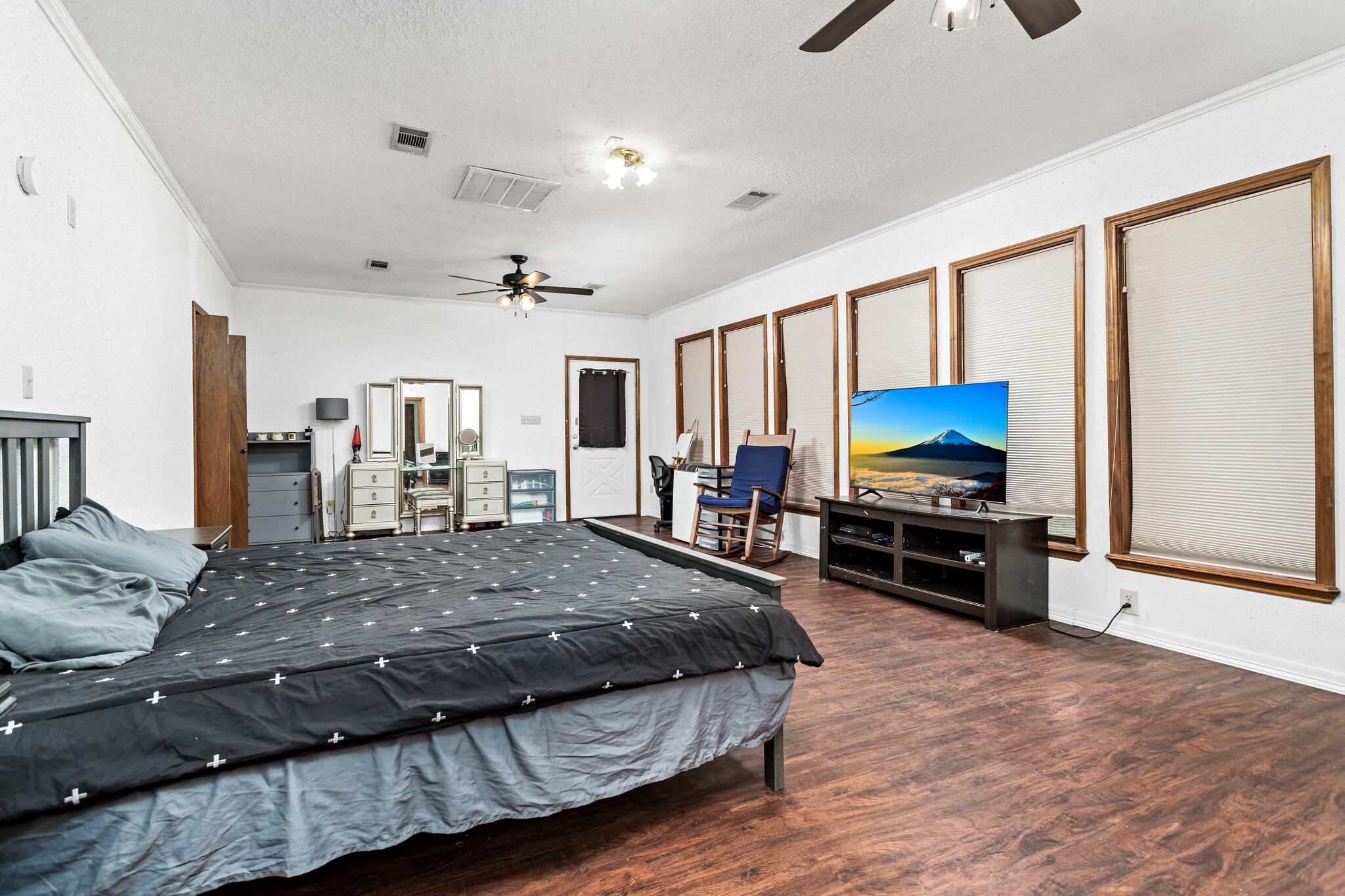 134 Sherwood Trail Silsbee, TX 77656 - Photo 18 of 41 a bedroom with a bed and a flat screen television