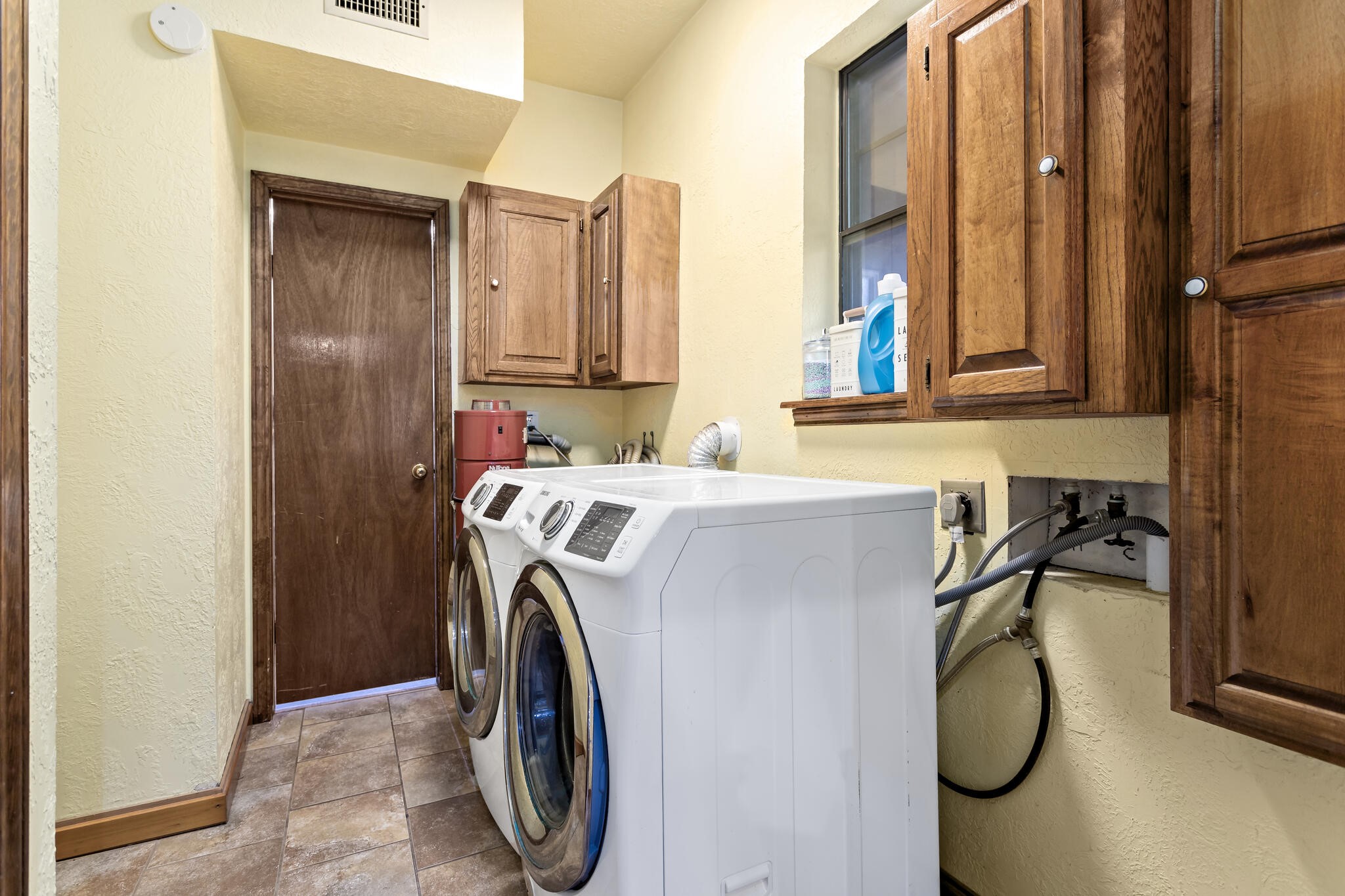 134 Sherwood Trail Silsbee, TX 77656 - Photo 27 of 41 a utility room with dryer and washer