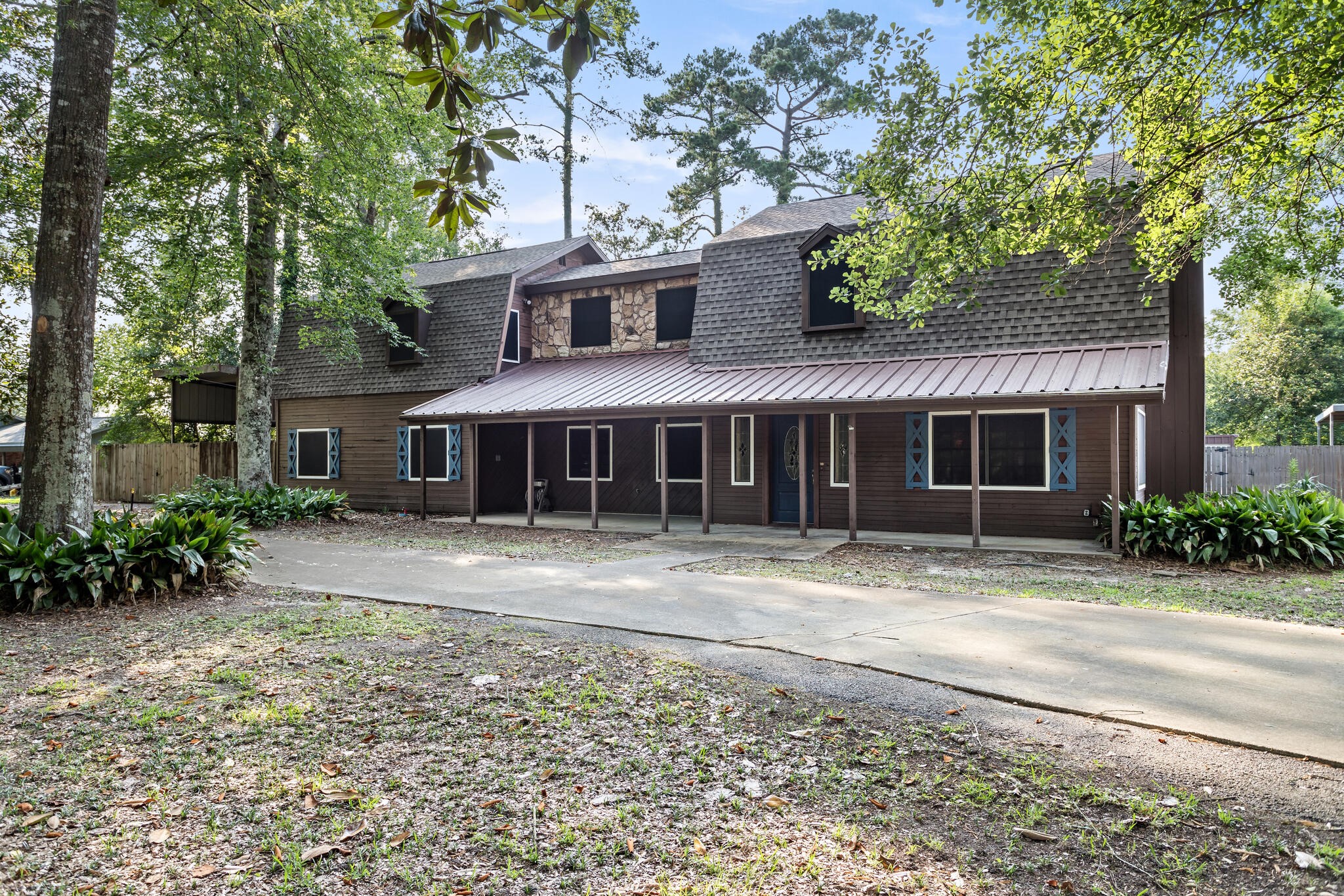 134 Sherwood Trail Silsbee, TX 77656 - Photo 4 of 41 a front view of a house with a yard