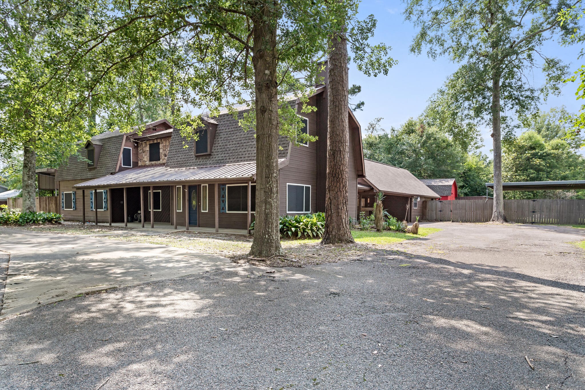 134 Sherwood Trail Silsbee, TX 77656 - Photo 5 of 41 a front view of a house with a garden