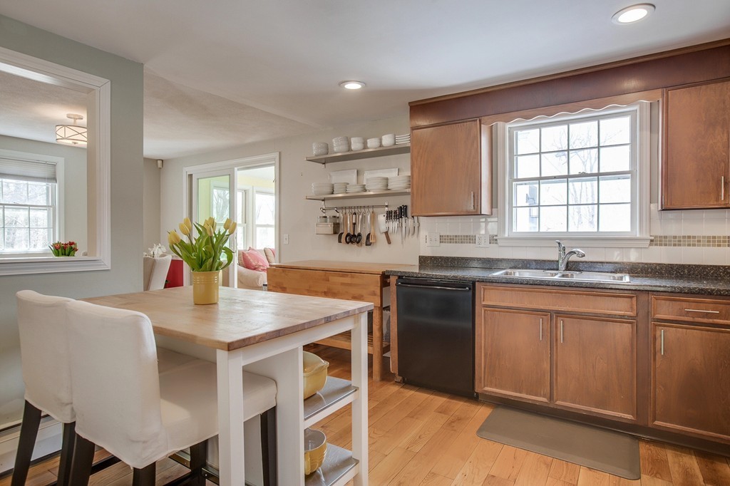 22 Old Stagecoach Road Bedford, MA 01730 - Photo 8 of 29 Gallery Image 8