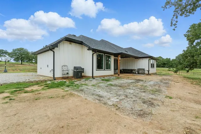 a view of a house with backyard and garden