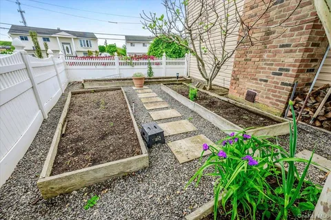 $899,000 | 3683 Illona Lane, Oceanside, NY 11572